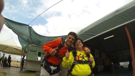 Che nonna magnifica! Il regalo di compleanno? Un volo in paracadute insieme al nipote!