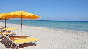 Così si potrà stare in spiaggia: un ombrellone ogni cinque metri e prenotazione obbligatoria