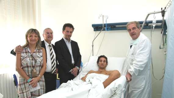 Ecco il sorriso di Matteo Liviero sul letto dell'ospedale. Con lui Boccali, Liberati e il professor Porena