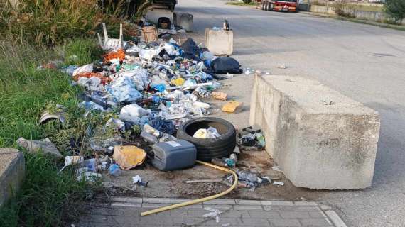 Incredibile! Da 13 mesi giace la discarica lungo la strada di Santa Sabina! E sta crescendo...  