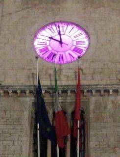 L'orologio di Palazzo dei Priori a Perugia è rosa a sostegno del progetto “Pink is good” della Fondazione Veronesi