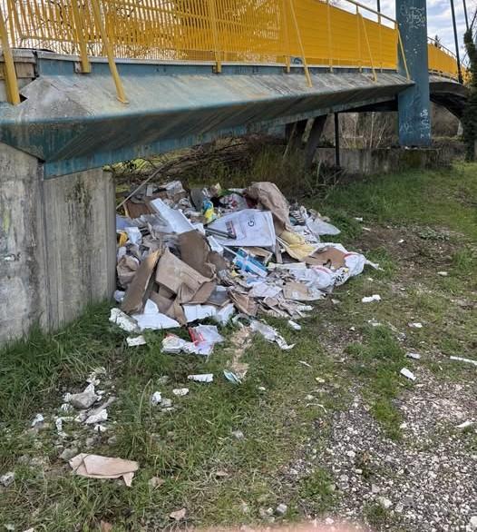 Vergogna! Discarica abusiva sotto il ponte rilevata dal Comune di Perugia: si cercano i responsabili