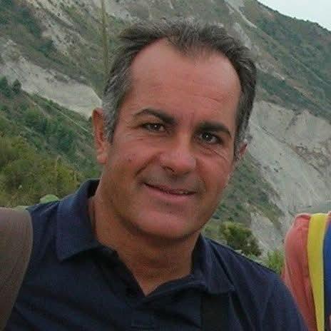 Muore giocando a tennis: Paolo ci ha lasciato a 62 anni accasciandosi durante una partita