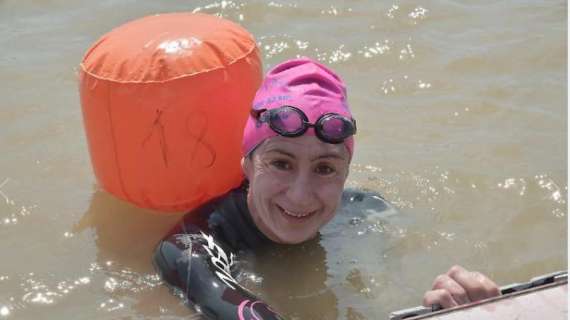 Che grande impresa per Laura, nuotatrice perugina! Prima in una gara di 52 km lungo il fiume!