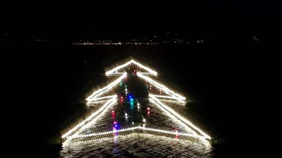 Si sono di nuovo accese al Trasimeno le luci dell'alberro di Natale sull'acqua più grande del mondo!