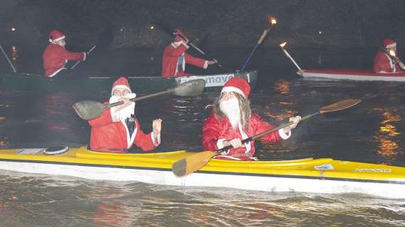 Domenica pomeriggio appuntamento con la discesa in canoa sul Tevere dei «Babbo Natale»