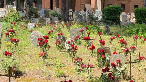 Al cimitero di Città della Pieve rose rosse sulle tombe delle bambine: gesto anonimo assai apprezzato