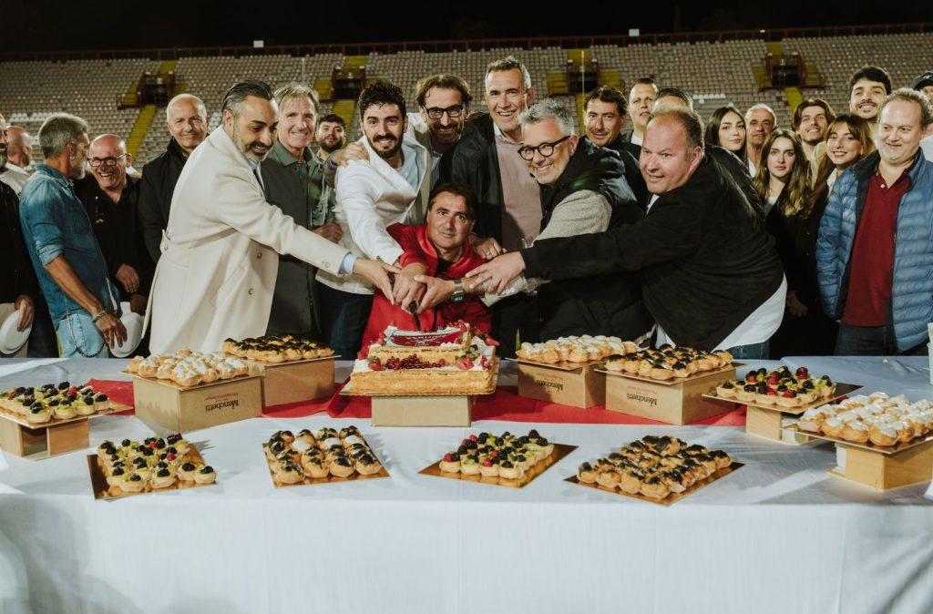 Tutti gli sponsor del Perugia ad abbracciare Giovanni Tedesco: la foto al "Curi" a sancire un amore intenso