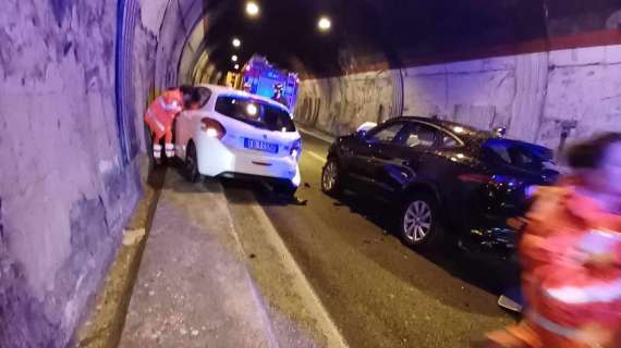 Mattinata di follia per il traffico a Perugia: incidente in galleria con tamponamento tra tre auto