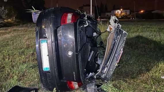 Spaventoso incidente nella notte con cinque giovani a bordo: taglio del tetto per estrarli 