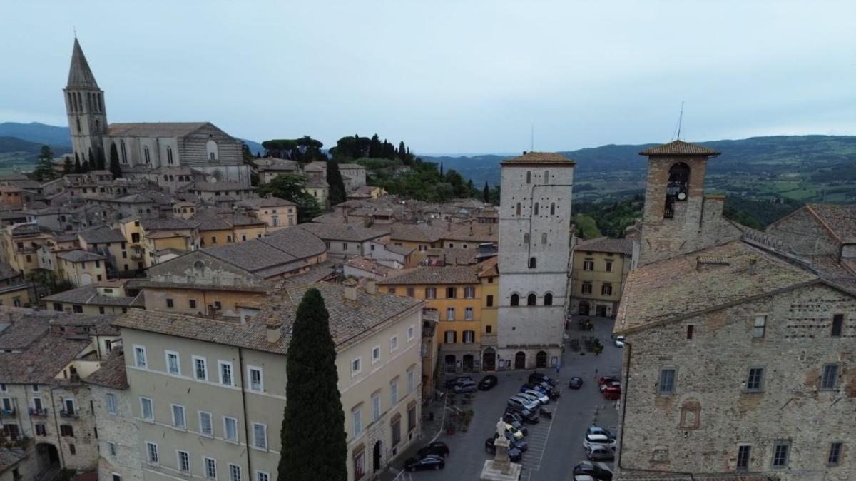 Il Comune di Todi conferma che "Porchettiamo sarà un arricchimento per la città", ma non mancano le perplessità... 