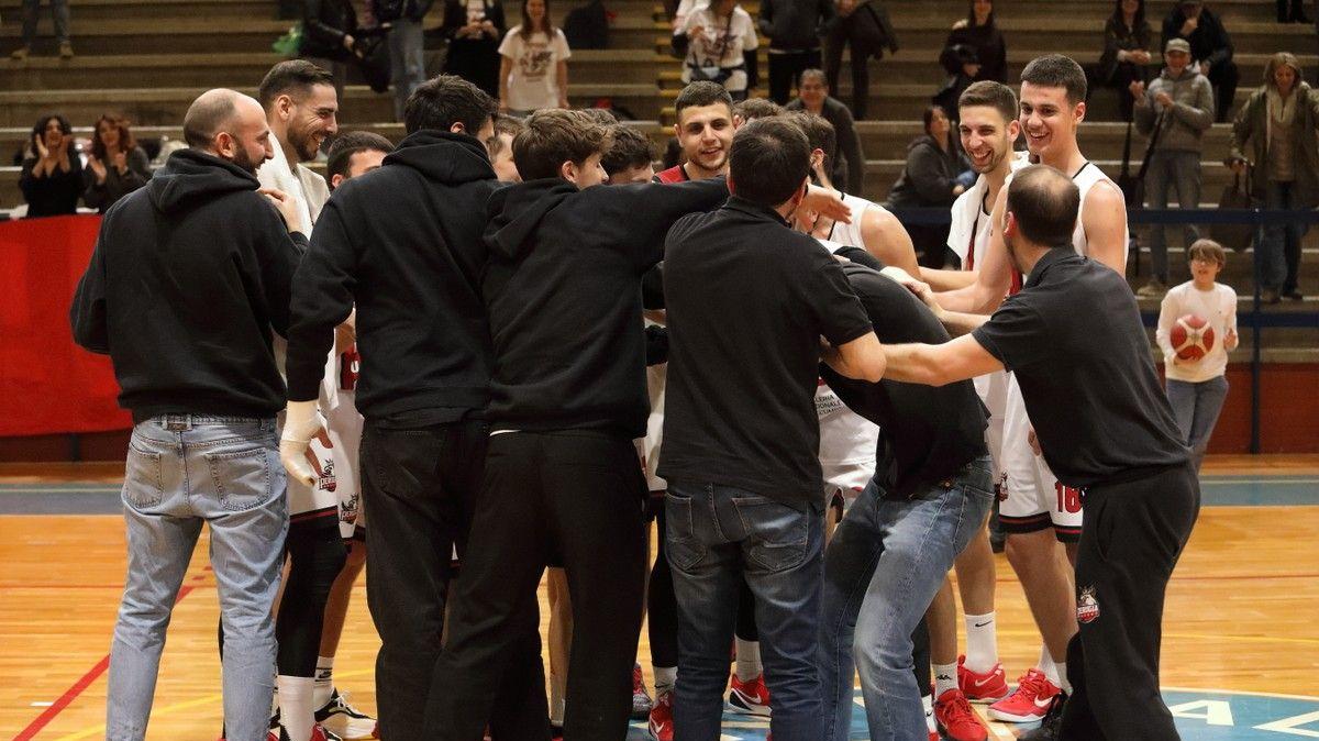 La Svila Basket Perugia ha chiuso la regular season di C al primo posto, battendo (77-61) Foligno