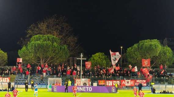 La contestazione dei tifosi del Perugia alla squadra in campo a Pineto: siamo in una fase calda