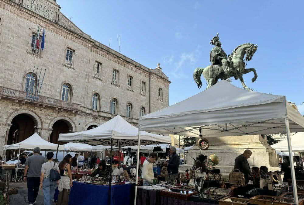 A Perugia è il fine settimana della mostra-mercato "AnticaMente" tra Piazza Italia e giardini pubblici