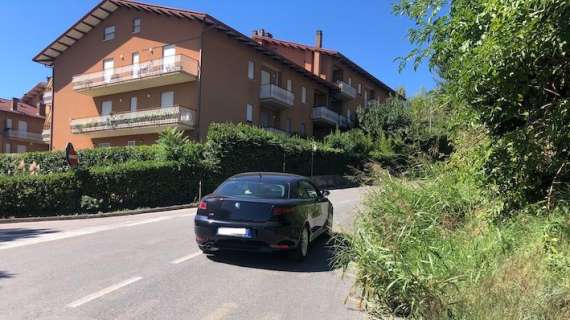 A chi spetta la potatura della vegetazione lungo la strada di Casaglia a Perugia? Situazione di pericolo per gli automobilisti