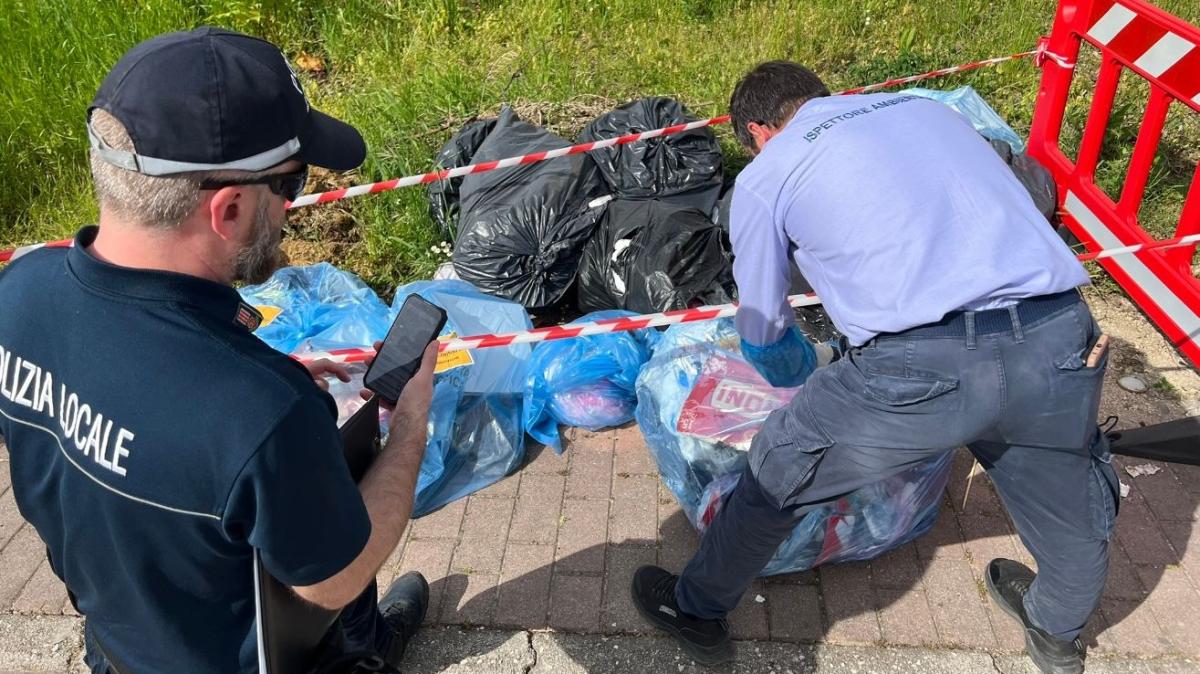 Segnalate abbandoni incauti di rifiuti: il buon esempio della VUS (Valle Umbra Servizi) insieme alla Polizia locale