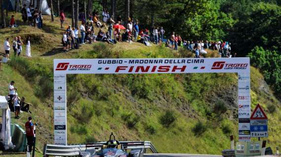 La grande festa del "Trofeo Luigi Fagioli" a Gubbio: lo spettacolo delle auto in salita