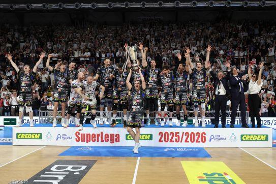 L'Italia celebra la conquista dello scudetto del volley maschile da parte della Sir Susa Scai Perugia