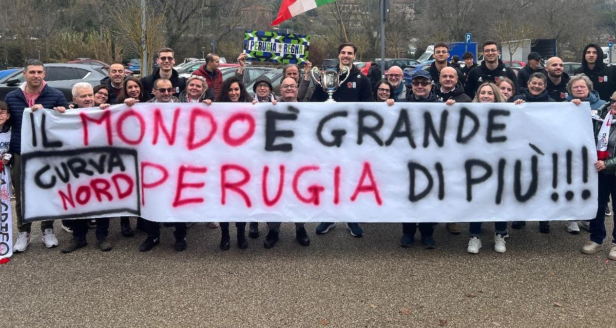 I giocatori della Sir sono tornati a Perugia: ad accoglierli i tifosi della Curva Nord 