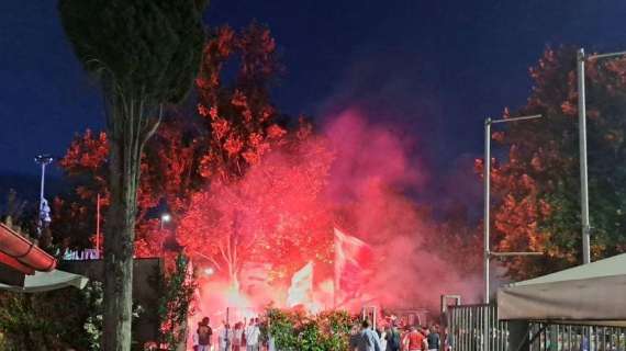 Sale la protesta contro Santopadre e il suo Perugia: ieri sera il sit-in allo stadio Curi davanti alla sede 