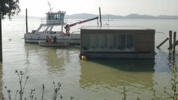 Risolverà davvero il problema? Al Trasimeno c'è una nuova isola galleggiante per catturare i moscerini...