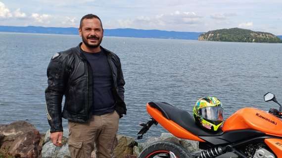 Muore a 38 anni in un incidente stradale, lasciando l'amatissimo figlio: la tragedia in moto