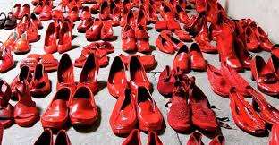 Incredibile! Rubate le scarpe rosse simbolo della giornata mondiale contro la violenza sulle donne!