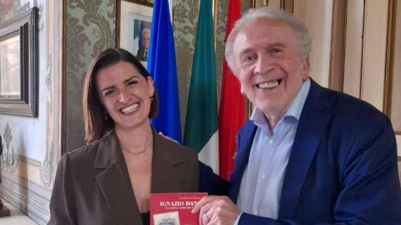 "Ignazio Danti. La storia come un romanzo": una copia del libro di Lamberto Fornari alla sindaca Vittoria Ferdinandi