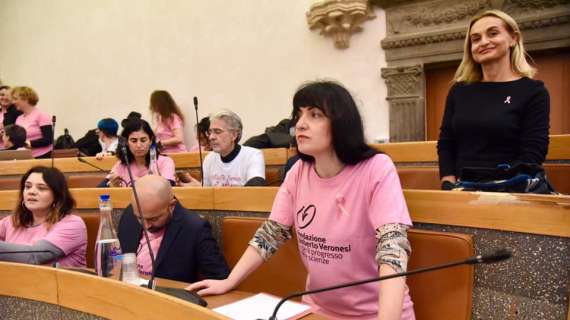 Il consiglio comunale di Perugia "indossa" la maglia rosa del progetto Pink is Good