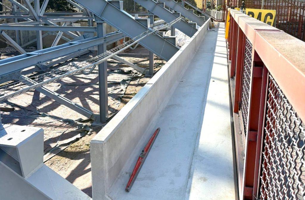 Allo "Stadio Curi" in arrivo i gradoni della gradinata: ne verranno montati 40 al giorno