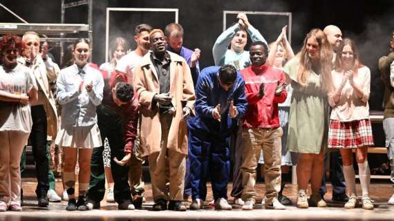 “Destinati al Vento” al Teatro Morlacchi: gran successo per i detenuti-attori del carcere di Capanne