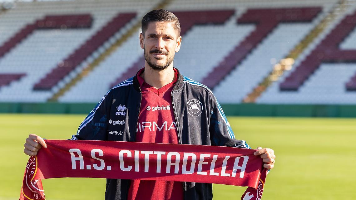 Dopo 14 anni dal Foligno, l'ex grifone Diego Falcinelli torna a giocare in C dopo tanta Serie A e B ed Europa