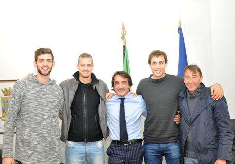 Il Questore di Perugia sorride insieme ai giocatori della Sir Safety pronti per espatriare...