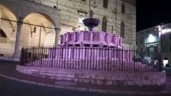 Che spettacolo a Perugia la Fontana Maggiore illuminata di rosa!