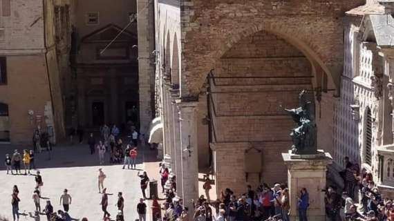 Sino al 3 dicembre a Perugia non ci si potrà sedere sulle scalinate del Duomo e di Palazzo dei Priori