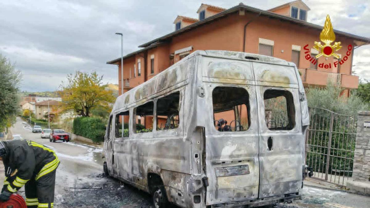 Ecco quel che è rimasto dello scuolabus incendiato a Magione: fortunamente si è scongiurato il peggio