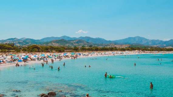 In vacanza in Sardegna, muore in spiaggia a 75 anni per il gran caldo