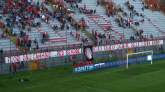 La Curva Nord ricorda il "Tancio": uno striscione per lui e Giacomazzi ha depositato un mazzo di fiori nel parterre