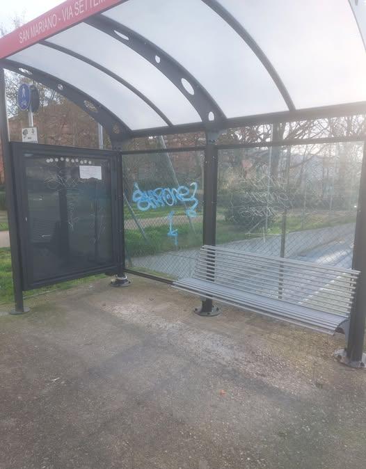 A San Mariano di Corciano imbrattata con la vernice la nuovissima pensilina alla fermata del bus