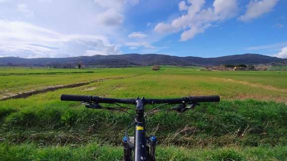Questa domenica tutti in sella per scoprire in bici la ciclovia Trasimeno-Corciano