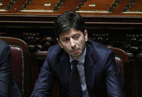 Il piano del Governo "L'emergenza non è finita, ma bisogna pensare a come convivere con il virus"