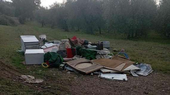 Vergogna a San Sisto! Scoperta da alcune podiste una discarica abusiva nel verde cittadino