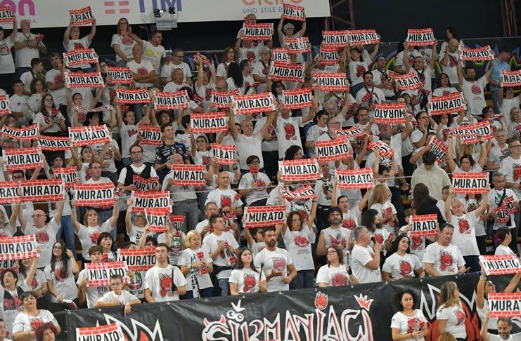 Uno spettacolo che al PalaBarton purtroppo non vedremo mai più! Proibiti i cartelli "murato" dei tifosi della Sir!