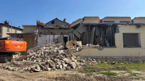 Chi se la ricorda? Questa scuola non c'è più! Iniziata la demolizione, spazzando via tanti ricordi...