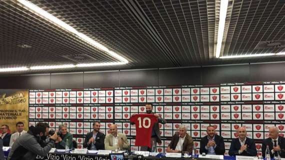 La maglia numero 10 Franco Vannini e il pallone del suo gol Milan donati al Museo del Perugia