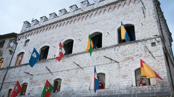 Ad Assisi si entra nel clima del Calendimaggio: la città sta per vestirsi di colori, bandiere e stendardi 