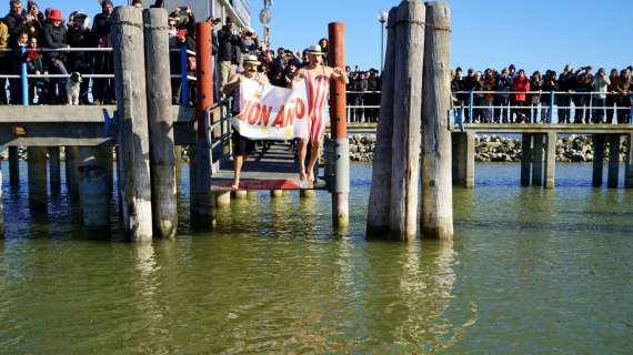 A Castiglione del Lago a capodanno ci si tuffa nelle gelide acque del Trasimeno