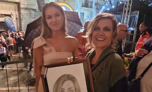 Tra le emozioni, la perugina Paola Filomeno ha consegnato alla cantante Irene Grandi il proprio ritratto