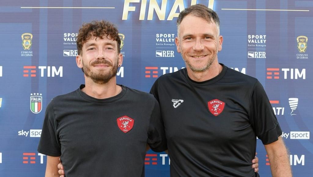 La gioia dei tecnici Anselmo Gambini e Pierpaolo Anelli per la vittoria del campionato con l'Under 17 del Perugia