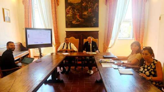 A Todi si controllano gli accessi al centro attraverso le celle telefoniche: ogni giorno si contano 4mila persone